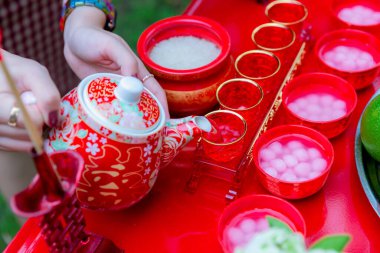 Düğün günü geleneksel Çin çay setleri. Bir Çin düğününde çay dökmek. Fotoğraftaki Çince metin Shuang Xi olarak telaffuz edilir ve mutluluk tercüme edilir, mutluluk çoğalır.. 