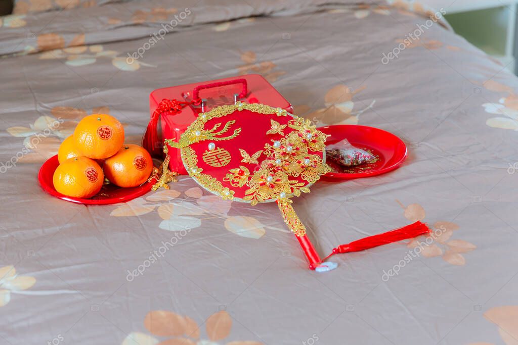 Accesorios en una boda china. Un abanico para la novia en una boda es