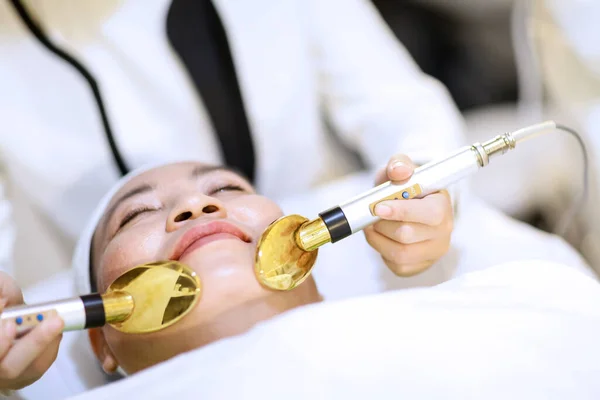 Woman Getting Laser Ultrasound Face Treatment Medical Spa Center Skin — Stock Photo, Image