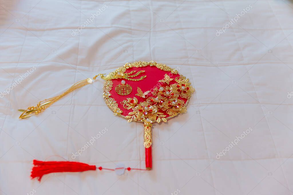Accesorios en una boda china. Un abanico para la novia en una boda es