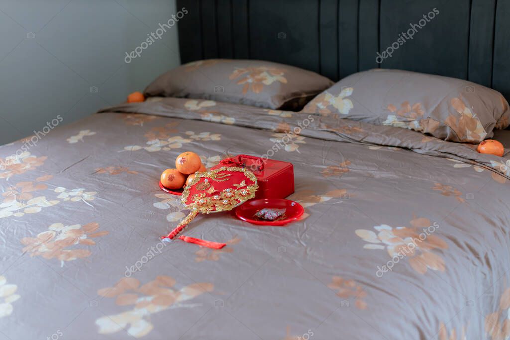 Accesorios en una boda china. Un abanico para la novia en una boda es