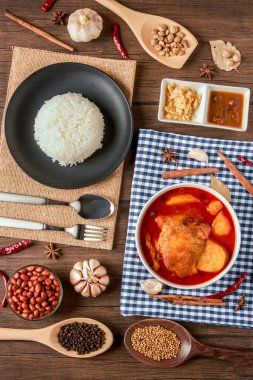 Beyaz kâse üzerinde tavuk masajcısı Curry. Müslüman körisi ya da Mussaman körisi. Müslüman usulü tavuk ve patates veya körili tavuk..