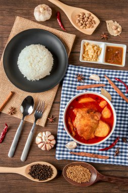 Beyaz kâse üzerinde tavuk masajcısı Curry. Müslüman körisi ya da Mussaman körisi. Müslüman usulü tavuk ve patates veya körili tavuk..