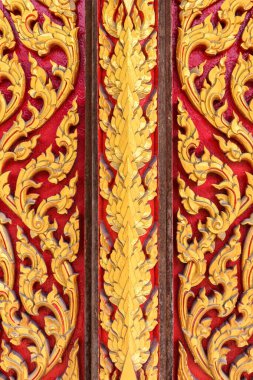 Evi, binayı ve tapınağı dekore etmek için hakiki Tayland sanat heykeli. Tayland tapınağının antik altın oyma ahşap penceresi. Tayland. Thai deri dokusu, altın çizgili Tayland, Tayland sanat desenli ahşap oyma