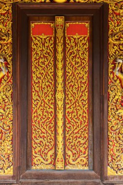 Evi, binayı ve tapınağı dekore etmek için hakiki Tayland sanat heykeli. Tayland tapınağının antik altın oyma ahşap penceresi. Tayland. Thai deri dokusu, altın çizgili Tayland, Tayland sanat desenli ahşap oyma