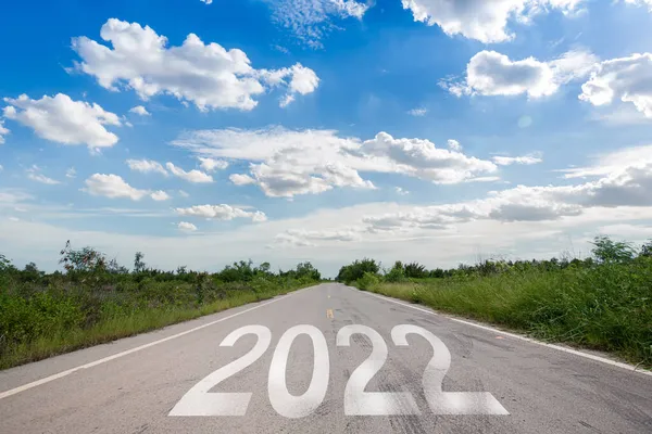 2022年写在高速公路上 中间是空旷的柏油路和美丽的蓝天 2022年新年 规划和挑战概念 业务战略 — 图库照片