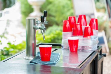 Kırmızı Plastik Bardaklar. Bira pinponu ya da içme oyunu için plastik kırmızı bardaklar.. 