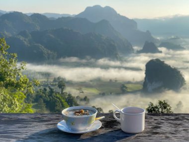 Kahvaltı, kahve ve dağların manzarası. Dağlarda mükemmel bir kahvaltı. Sabah dağ manzarasında kahve ve haşlanmış pirinç.. 