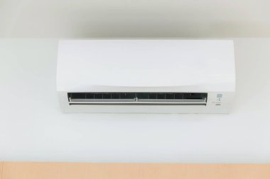 Beyaz duvar arka planında klima kurulumu. Yazın sıcak iklim için soğutucu ürün. Arka planda klima var..
