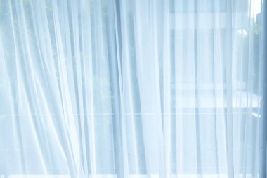 Beyaz perde. Beyaz yatak odasındaki soyut beyaz dalgalı perde. Oturma odasında iç dekorasyon.