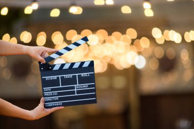Adam elleri film alkışını tutuyor. Film yönetmeni konsepti. Kamera görüntüsünü göster. Röportajda ya da yayında görüntüyü yakala. Düğün töreninde ya da yayında.