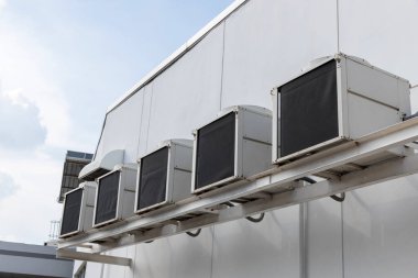 Eski binaya klima kompresörü yerleştirildi. Dışarıdaki duvar tipi klima kompresör ünitesi çeviricisi binanın dışına yerleştirilmiş. Klima kompresörü açık hava ünitesi.