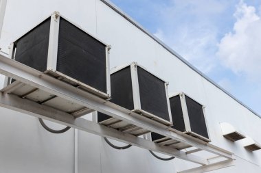 Eski binaya klima kompresörü yerleştirildi. Dışarıdaki duvar tipi klima kompresör ünitesi çeviricisi binanın dışına yerleştirilmiş. Klima kompresörü açık hava ünitesi.