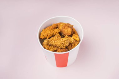 Kızarmış tavuk tabağı. Lezzetli ev yapımı kızarmış tavuk. Çıtır Çıtır Kızarmış Tavuk Yemeye Hazır