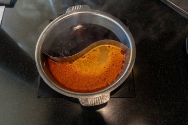 Çin usulü shabu pot, domuz çorbası ve baharatlı tomyum çorbası. Japon yemeği. Shabu çorbasında iki çeşit shabu soup.2. .