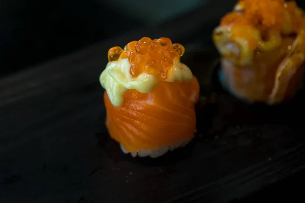 Sushi Salmão Maki Rolo Cobertura Com Maionese Molho Creme Ebiko — Fotografia de Stock