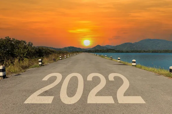 2022年写在高速公路上 中间是空旷的柏油路和美丽的日落天空 2022年新年 规划和挑战概念 业务战略 — 图库照片