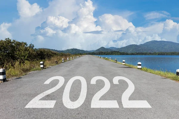 2022年高速道路の道路では 空のアスファルトの道路と美しい青空の真ん中に書かれた 2022年新年 計画と挑戦 事業戦略の概念 — ストック写真