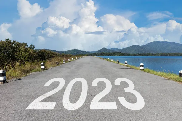 2023年写在高速公路上 中间是空旷的柏油路和美丽的蓝天 2023年新年 规划和挑战概念 业务战略 — 图库照片