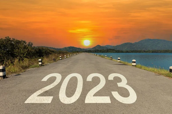 2023年写在高速公路上 中间是空旷的柏油路和美丽的夕阳天空 2023年新年 规划和挑战概念 业务战略 — 图库照片