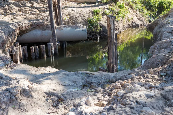 Бетонна Кругова Труба Розряджає Воду Каналізаційні Труби Забруднюють Річку Стічні — стокове фото