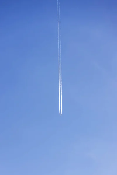 Linha Luz Condensação Céu Partir Aeronaves Rastreio Avião Fundo Azul — Fotografia de Stock