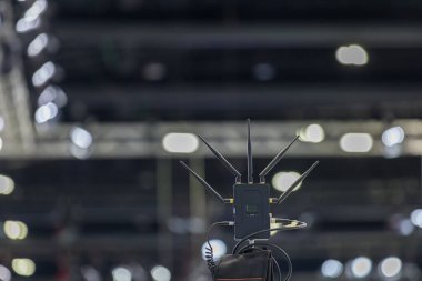 Ağ için kablosuz yönlendirici, kutba yükle. dünya çapında ağ teknolojisi. Video konferansı için kablosuz.