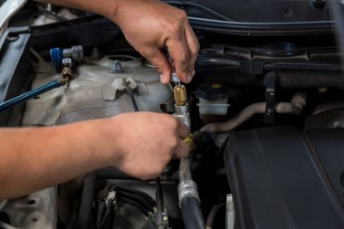 Otomatik mekanik monitör araba garajındaki klima sistemini kontrol etmek ve tamir etmek için. Servis arabasının kliması tamir atölyesinde. Araç motorundaki izleme aracı kontrol ve klimayı tamir etmeye hazır