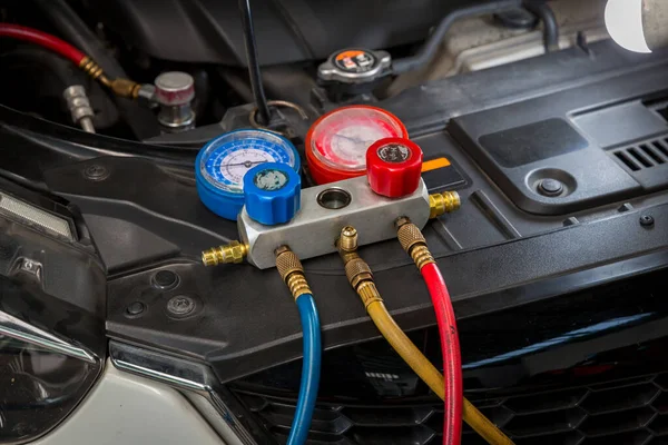 Automatisk Mekaniker Monitor För Att Kontrollera Och Fast Bil Luftkonditioneringssystem — Stockfoto