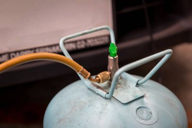 Bağlayıcılar soğutucu için R134a adaptörü içerir infüzyon tankını doldurur. Soğutucu gaz tüpü hortumu. Araba kliması tamir ediliyor..
