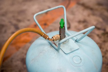 Bağlayıcılar soğutucu için R134a adaptörü içerir infüzyon tankını doldurur. Soğutucu gaz tüpü hortumu. Araba kliması tamir ediliyor..