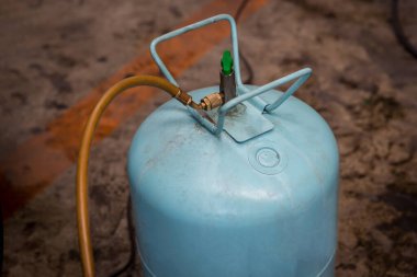 Bağlayıcılar soğutucu için R134a adaptörü içerir infüzyon tankını doldurur. Soğutucu gaz tüpü hortumu. Araba kliması tamir ediliyor..