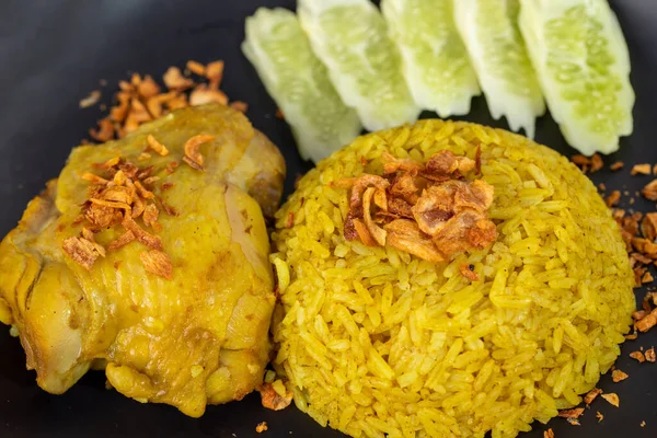 Nasi Dengan Ayam Kari Ayam Biryani Pedas Lezat Dalam Mangkuk — Stok Foto