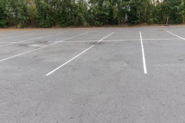 Otopark boş. Otoparkın dışında, otoparkta boş bir otoparkta. Apartman veya mağazada boş bir otopark.