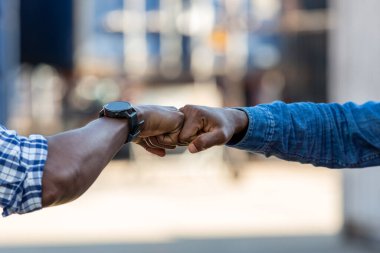 İşçi takımı konteynırları kontrol ettikten ve inceledikten sonra el ele tutuşur. Takım işaretiyle dirsek ve toka ile el ele tutuşur.