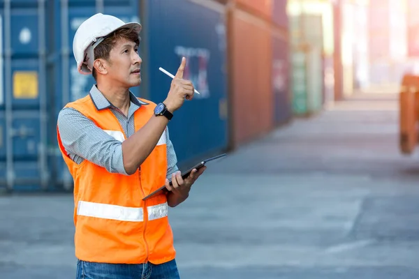 Handhållna Pekplattor För Förman Eller Arbetstagare För Skrivning Och Kontroll — Stockfoto