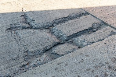 Beton sokak dokulu arka planda çatlak. Çatlaklı eski beton .