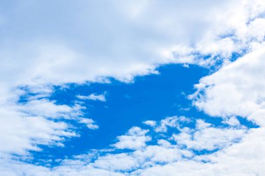 Bulutların arkasında mavi bir gökyüzü. Gökyüzü ışığı. Doğal gökyüzü bileşimi.