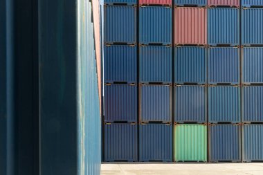 Limanda bir konteynır yığını. Kargo gemisine istiflenmiş konteynırlar. Bir Limandaki Konteynır Yığının Arkaplanı.