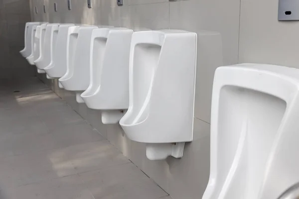 Toaleta Męska Wiersz Pisuarów Zewnętrznych Mężczyzn Toaleta Publiczna Zbliżenie Białe — Zdjęcie stockowe