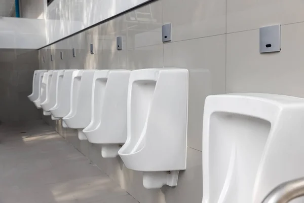 Herrentoilette Reihe Von Outdoor Pissoirs Männer Öffentliche Toilette Nahaufnahme Weiße — Stockfoto
