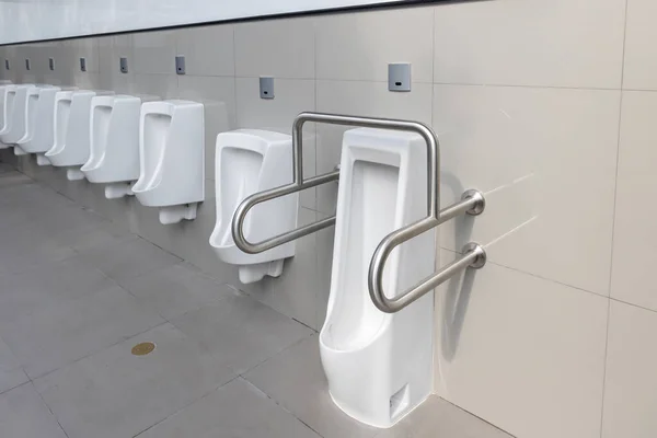 Toaleta Dla Niepełnosprawnych Dużym Budynku Nowoczesna Toaleta Dla Osób Niepełnosprawnych — Zdjęcie stockowe