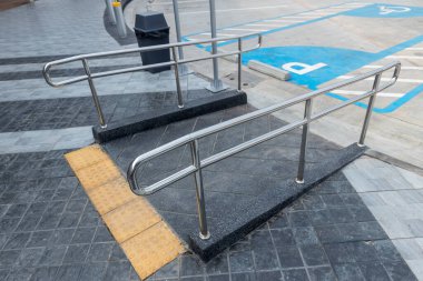 Beton rampada engelli ve yaşlılar için tırabzan var. Tekerlekli sandalye desteği için paslanmaz çelik korkuluklar engelli ve yaşlılar