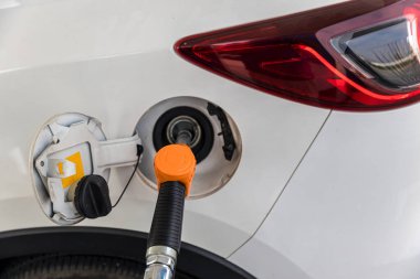 Benzini istasyonda doldur ve doldur. Benzin istasyonuna yakıt ikmali. Makineyi yakıtla doldurmak için. Benzin istasyonunda benzinle dolu bir araba. Benzin istasyonu pompası. 