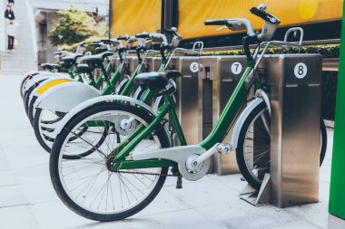 Bisiklet parkı. Otopark istasyonları, insanların araba kullanmadan şehri dolaşmalarına yardımcı olacak bisikletler sağlıyor, istasyonlar ise insanların araba kullanmadan şehri dolaşmalarına yardımcı olacak bisikletler sağlıyor.