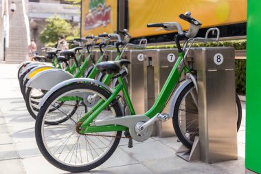 Bisiklet parkı. Otopark istasyonları, insanların araba kullanmadan şehri dolaşmalarına yardımcı olacak bisikletler sağlıyor, istasyonlar ise insanların araba kullanmadan şehri dolaşmalarına yardımcı olacak bisikletler sağlıyor.