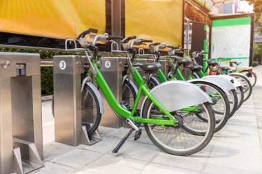 Bisiklet parkı. Otopark istasyonları, insanların araba kullanmadan şehri dolaşmalarına yardımcı olacak bisikletler sağlıyor, istasyonlar ise insanların araba kullanmadan şehri dolaşmalarına yardımcı olacak bisikletler sağlıyor.