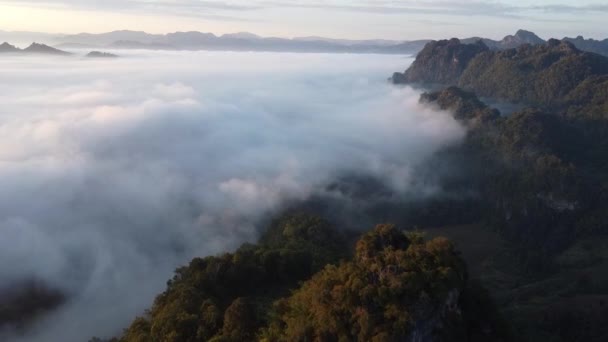 Beyaz Sis Bulutlu Manzaralı Hava Manzarası Bulutlar Arasında Uçuyor Dağın — Stok video