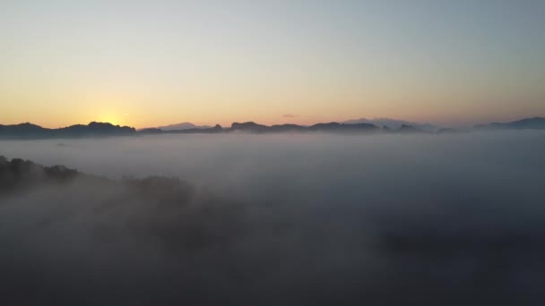 Λευκή Ομίχλη Σύννεφο Γραφική Εναέρια Άποψη Πετώντας Μέσα Από Σύννεφα — Αρχείο Βίντεο
