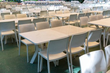 Başka bir etkinlik yemeği için masa hazır, dışarıda güzel bir akşam yemeği için masa.